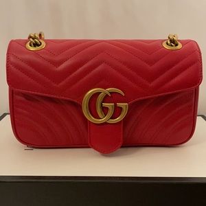 Gucci GG Marmont small matelassé shoulder bag red